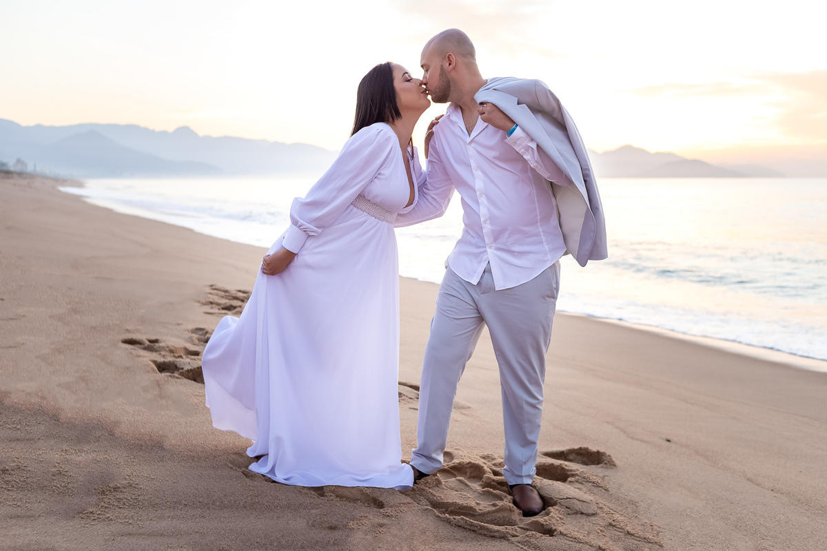 Wedding na praia - Pré-Wedding em Caraguatatuba - Praia da Lagoa Azul - Wedding Daniela e Lucas