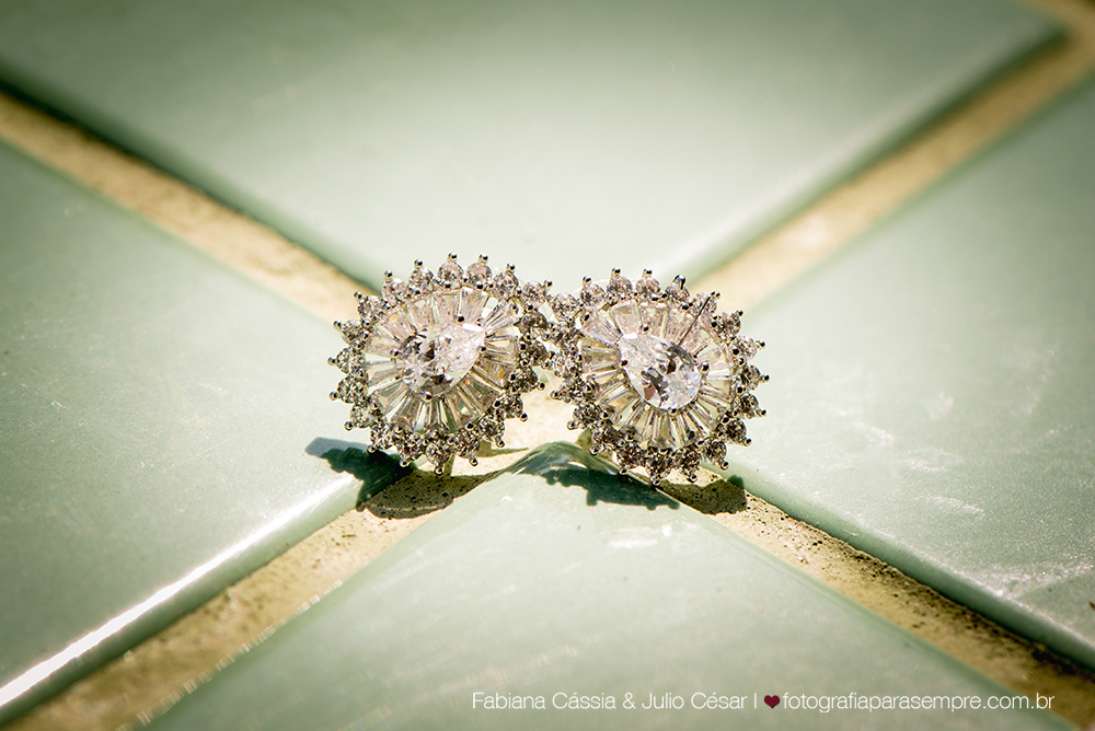 noiva, brinco da noiva, noiva buque vermelho, madrinha de rosa claro, vestido de madrinha rosé, vestido de madrinha rosa claro, casamento no atmosphera, atmosphera guaruja, dia da noiva na tabata gomes.