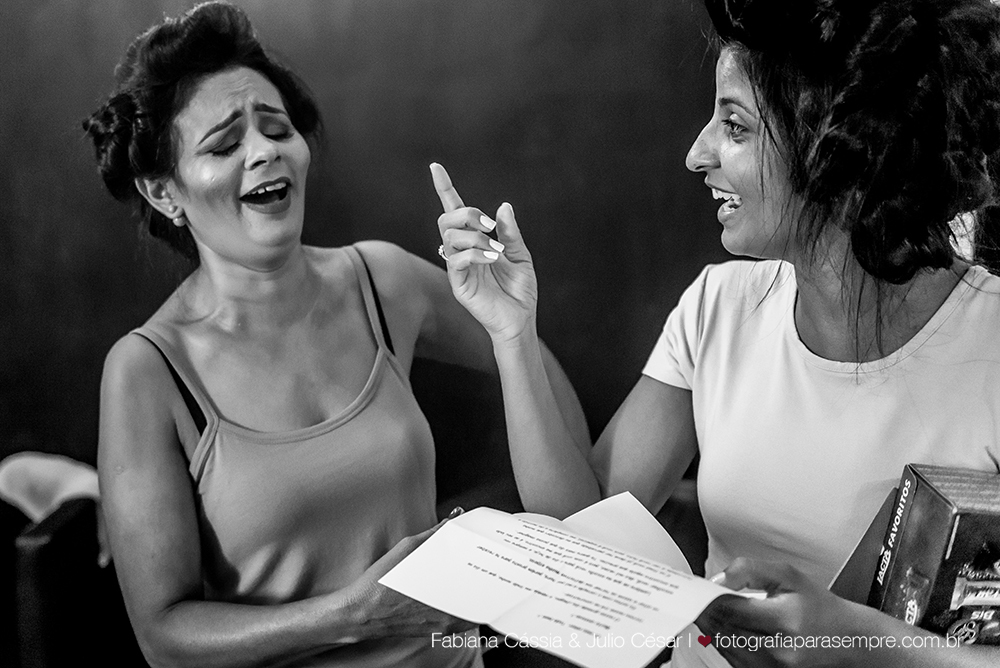 noiva, brinco da noiva, noiva buque vermelho, madrinha de rosa claro, vestido de madrinha rosé, vestido de madrinha rosa claro, casamento no atmosphera, atmosphera guaruja, dia da noiva na tabata gomes.