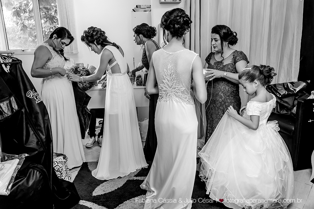 noiva, brinco da noiva, noiva buque vermelho, madrinha de rosa claro, vestido de madrinha rosé, vestido de madrinha rosa claro, casamento no atmosphera, atmosphera guaruja, dia da noiva na tabata gomes.