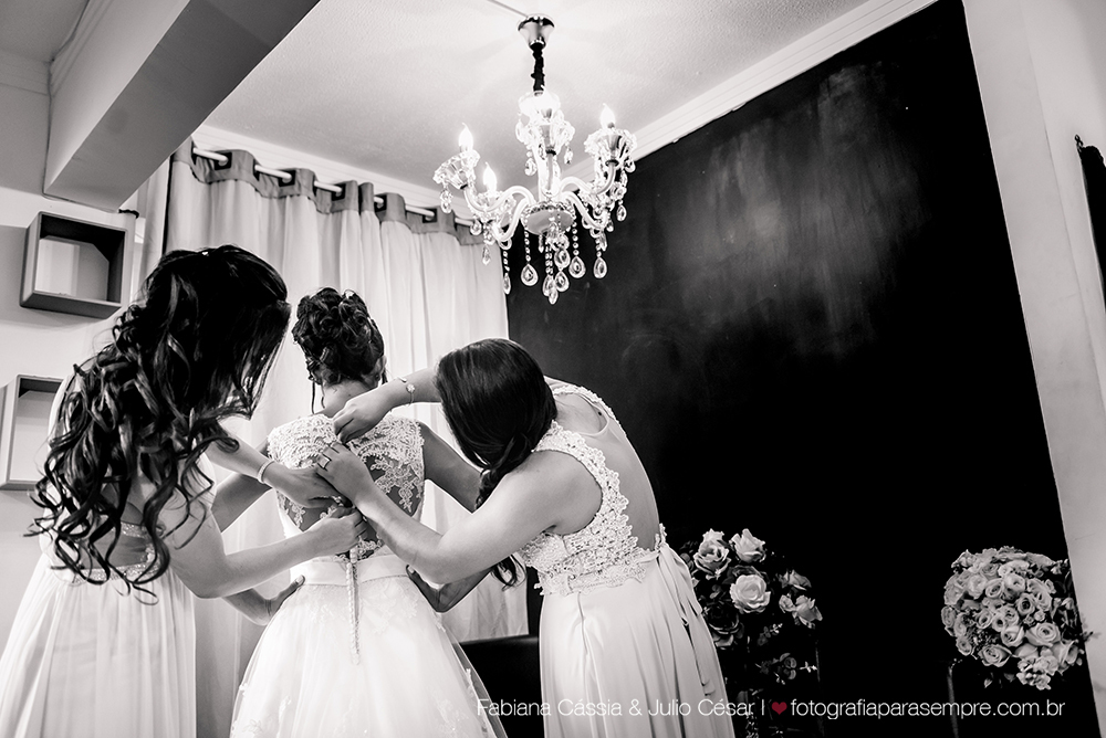 noiva, brinco da noiva, noiva buque vermelho, madrinha de rosa claro, vestido de madrinha rosé, vestido de madrinha rosa claro, casamento no atmosphera, atmosphera guaruja, dia da noiva na tabata gomes.