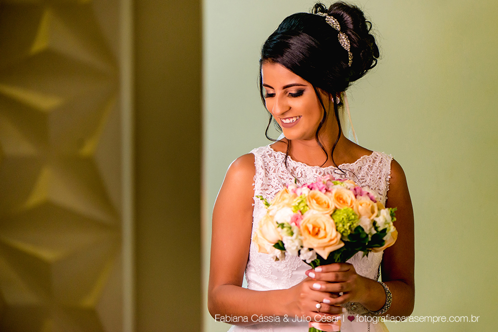 noiva, brinco da noiva, noiva buque vermelho, madrinha de rosa claro, vestido de madrinha rosé, vestido de madrinha rosa claro, casamento no atmosphera, atmosphera guaruja, dia da noiva na tabata gomes.