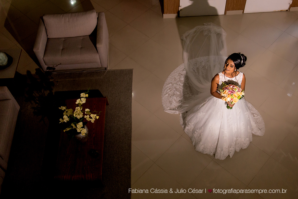 noiva, brinco da noiva, noiva buque vermelho, madrinha de rosa claro, vestido de madrinha rosé, vestido de madrinha rosa claro, casamento no atmosphera, atmosphera guaruja, dia da noiva na tabata gomes.
