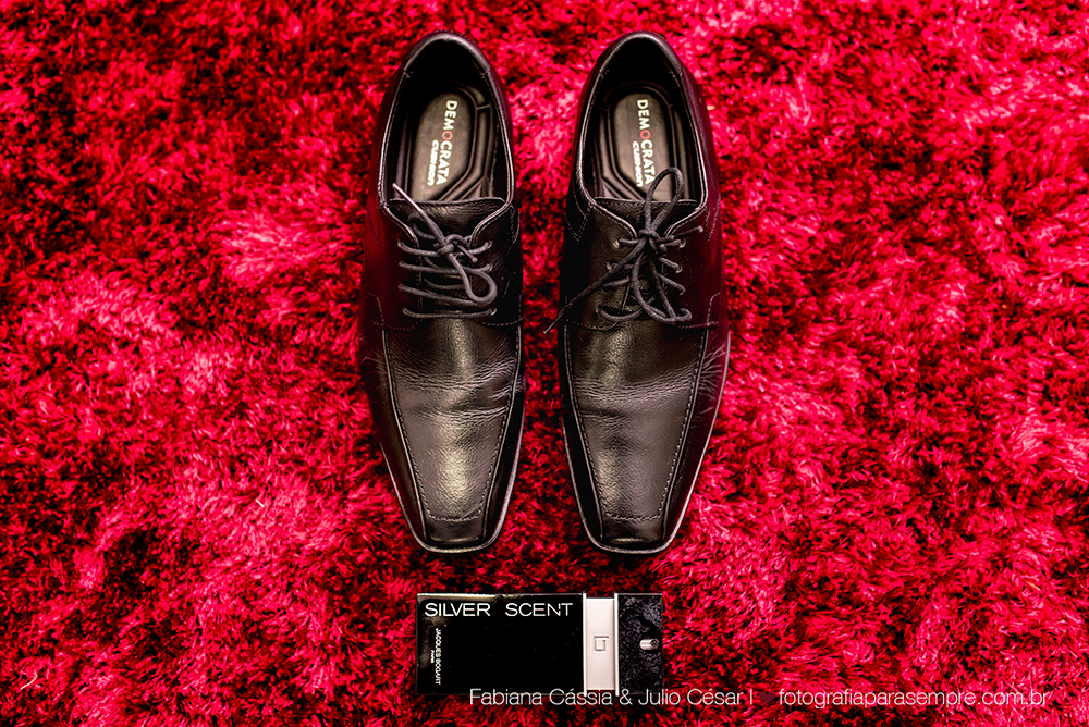 noiva, brinco da noiva, noiva buque vermelho, madrinha de rosa claro, vestido de madrinha rosé, vestido de madrinha rosa claro, casamento no atmosphera, atmosphera guaruja, dia da noiva na tabata gomes.