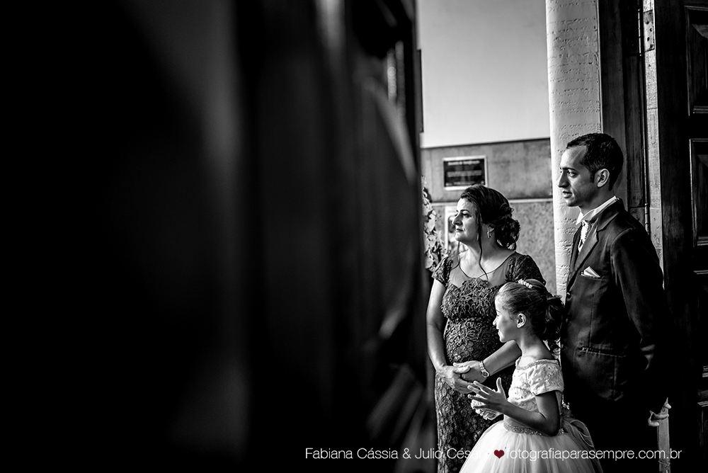 noiva, brinco da noiva, noiva buque vermelho, madrinha de rosa claro, vestido de madrinha rosé, vestido de madrinha rosa claro, casamento no atmosphera, atmosphera guaruja, dia da noiva na tabata gomes.