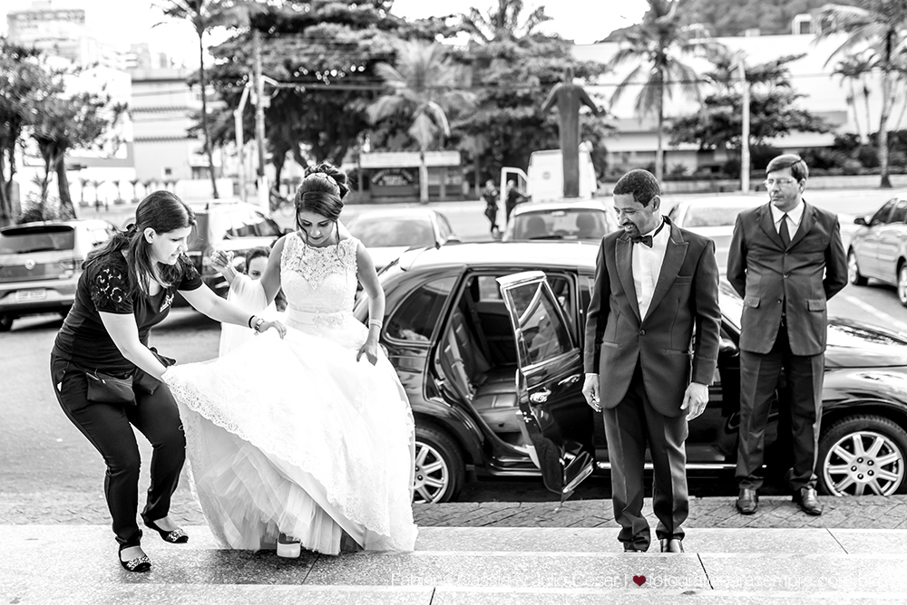 noiva, brinco da noiva, noiva buque vermelho, madrinha de rosa claro, vestido de madrinha rosé, vestido de madrinha rosa claro, casamento no atmosphera, atmosphera guaruja, dia da noiva na tabata gomes.