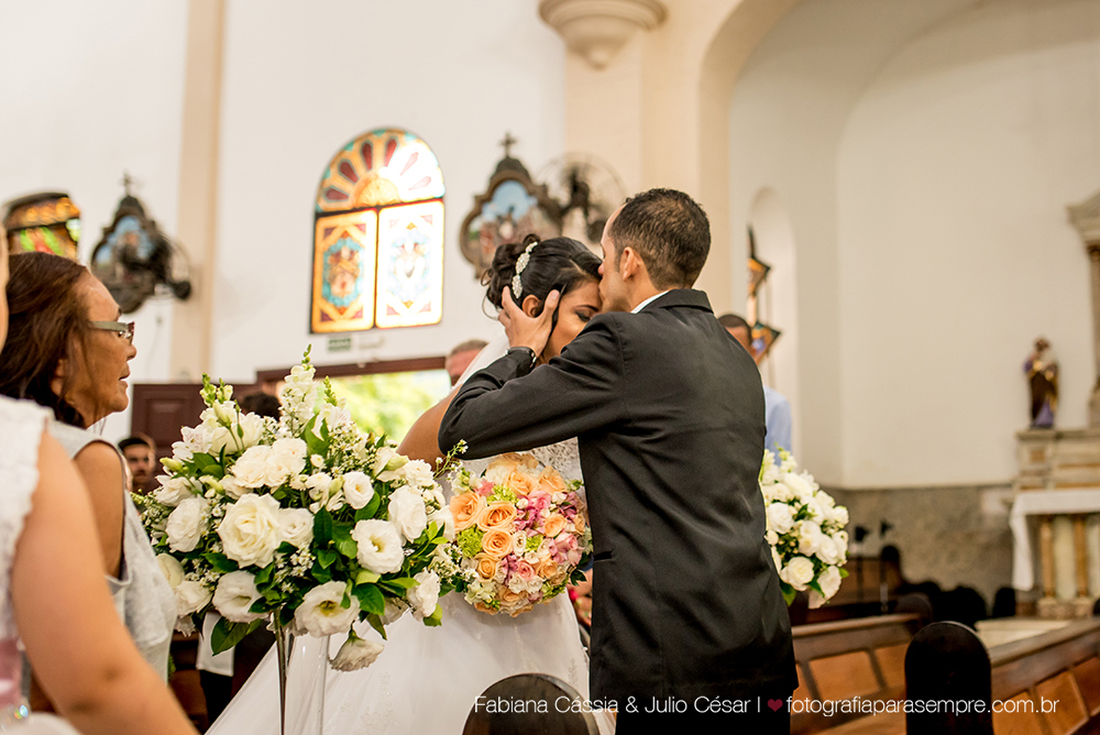 noiva, brinco da noiva, noiva buque vermelho, madrinha de rosa claro, vestido de madrinha rosé, vestido de madrinha rosa claro, casamento no atmosphera, atmosphera guaruja, dia da noiva na tabata gomes.