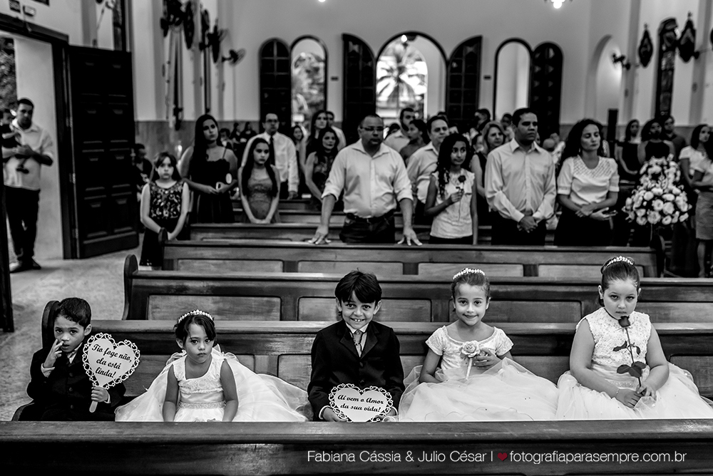 noiva, brinco da noiva, noiva buque vermelho, madrinha de rosa claro, vestido de madrinha rosé, vestido de madrinha rosa claro, casamento no atmosphera, atmosphera guaruja, dia da noiva na tabata gomes.