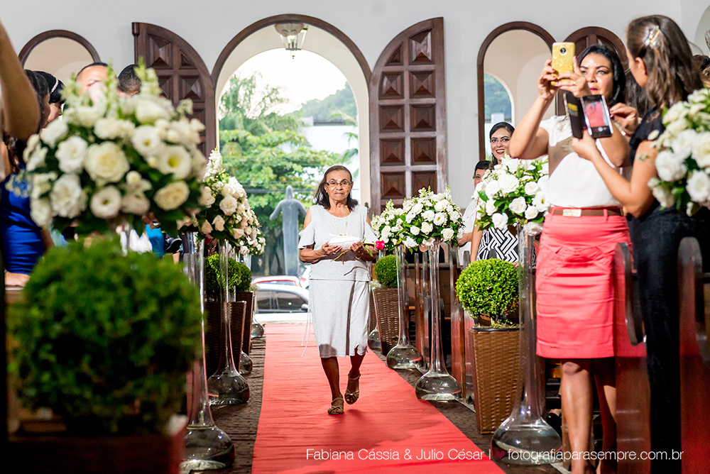 noiva, brinco da noiva, noiva buque vermelho, madrinha de rosa claro, vestido de madrinha rosé, vestido de madrinha rosa claro, casamento no atmosphera, atmosphera guaruja, dia da noiva na tabata gomes.
