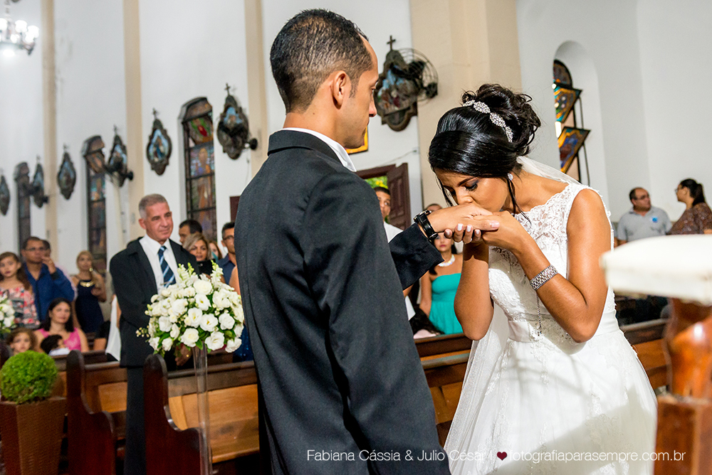 noiva, brinco da noiva, noiva buque vermelho, madrinha de rosa claro, vestido de madrinha rosé, vestido de madrinha rosa claro, casamento no atmosphera, atmosphera guaruja, dia da noiva na tabata gomes.