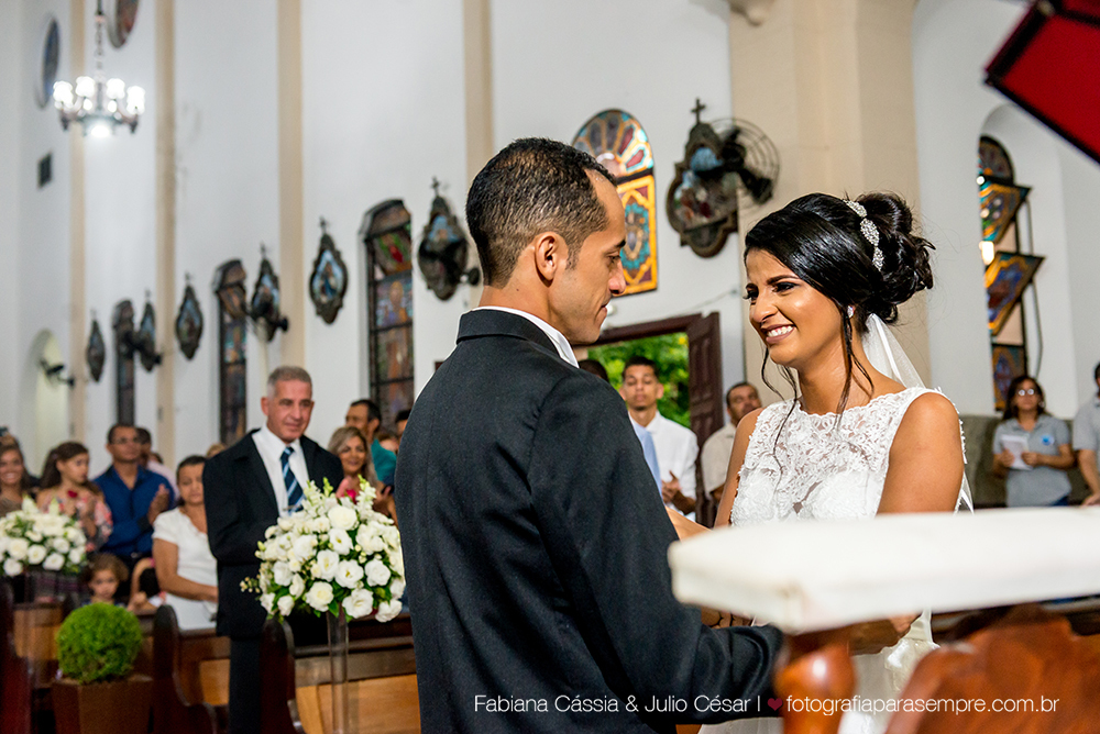 noiva, brinco da noiva, noiva buque vermelho, madrinha de rosa claro, vestido de madrinha rosé, vestido de madrinha rosa claro, casamento no atmosphera, atmosphera guaruja, dia da noiva na tabata gomes.