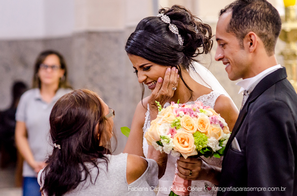 noiva, brinco da noiva, noiva buque vermelho, madrinha de rosa claro, vestido de madrinha rosé, vestido de madrinha rosa claro, casamento no atmosphera, atmosphera guaruja, dia da noiva na tabata gomes.