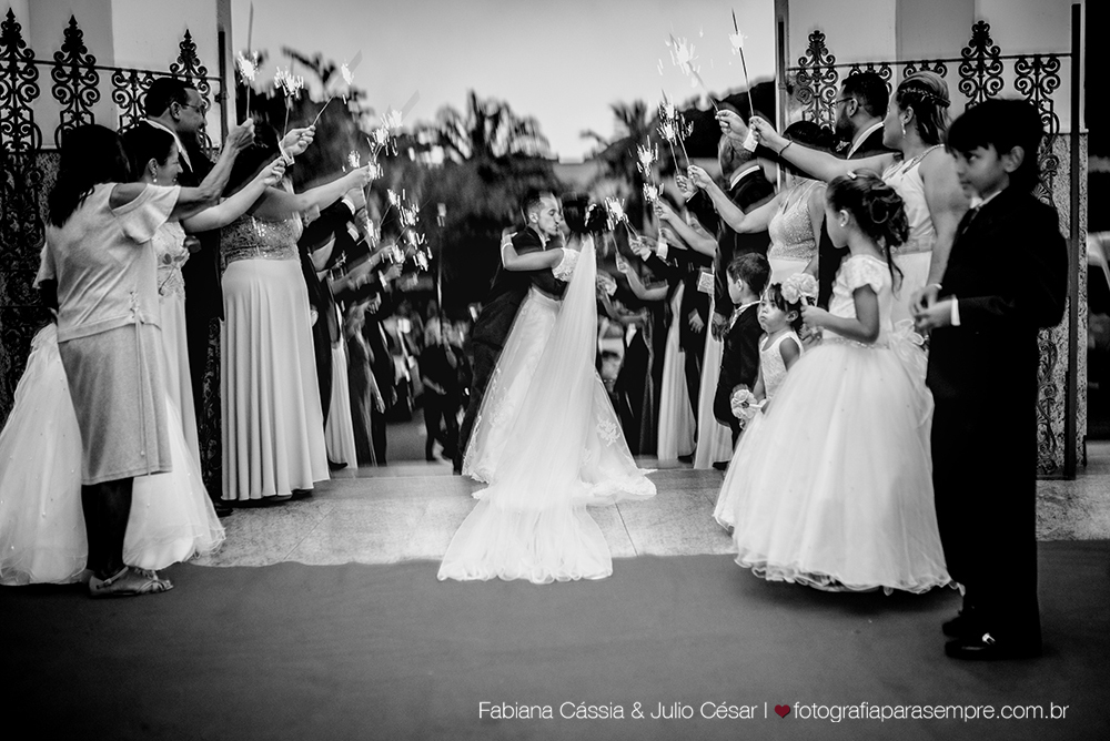 noiva, brinco da noiva, noiva buque vermelho, madrinha de rosa claro, vestido de madrinha rosé, vestido de madrinha rosa claro, casamento no atmosphera, atmosphera guaruja, dia da noiva na tabata gomes.