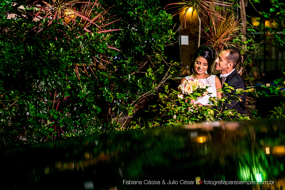 noiva, brinco da noiva, noiva buque vermelho, madrinha de rosa claro, vestido de madrinha rosé, vestido de madrinha rosa claro, casamento no atmosphera, atmosphera guaruja, dia da noiva na tabata gomes.