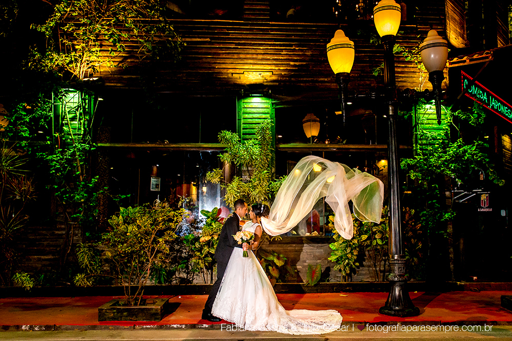 noiva, brinco da noiva, noiva buque vermelho, madrinha de rosa claro, vestido de madrinha rosé, vestido de madrinha rosa claro, casamento no atmosphera, atmosphera guaruja, dia da noiva na tabata gomes.
