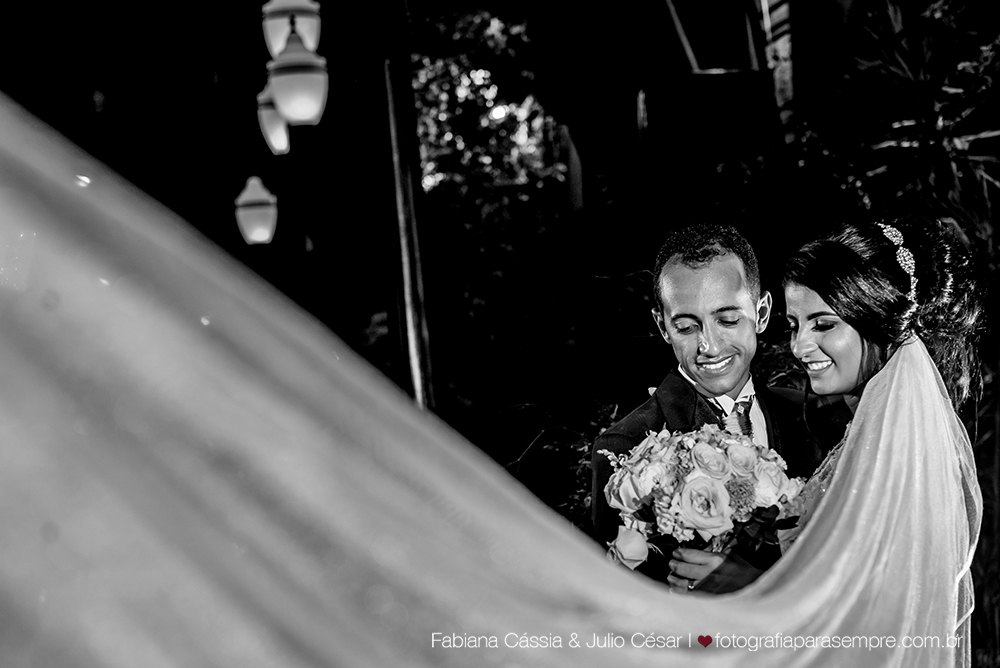 noiva, brinco da noiva, noiva buque vermelho, madrinha de rosa claro, vestido de madrinha rosé, vestido de madrinha rosa claro, casamento no atmosphera, atmosphera guaruja, dia da noiva na tabata gomes.