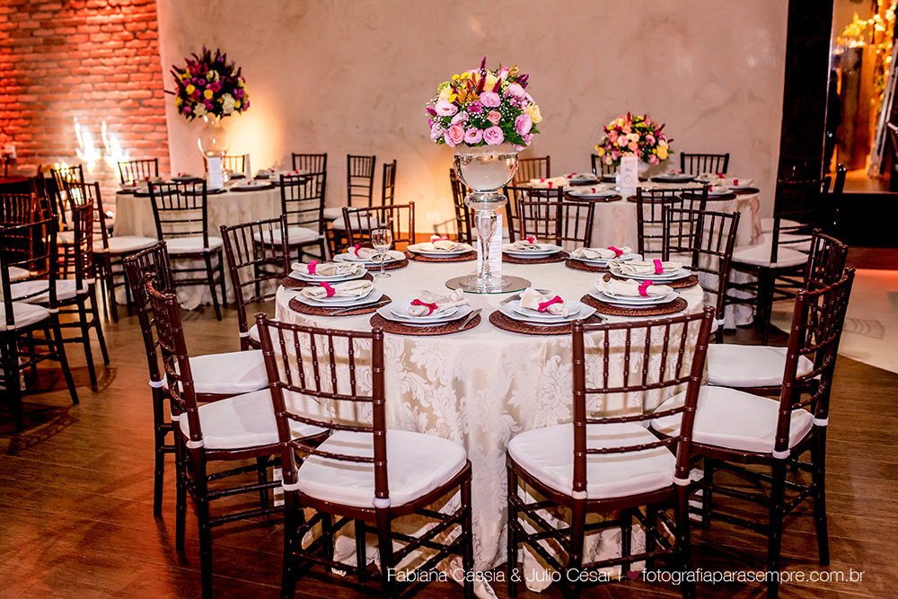 noiva, brinco da noiva, noiva buque vermelho, madrinha de rosa claro, vestido de madrinha rosé, vestido de madrinha rosa claro, casamento no atmosphera, atmosphera guaruja, dia da noiva na tabata gomes.
