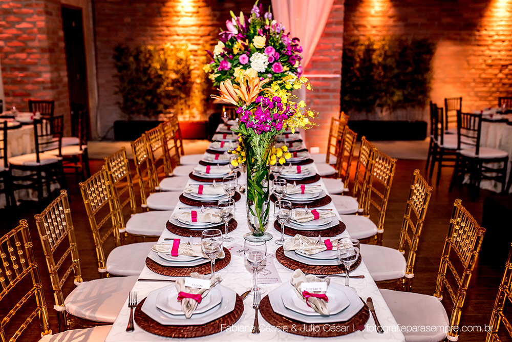 noiva, brinco da noiva, noiva buque vermelho, madrinha de rosa claro, vestido de madrinha rosé, vestido de madrinha rosa claro, casamento no atmosphera, atmosphera guaruja, dia da noiva na tabata gomes.