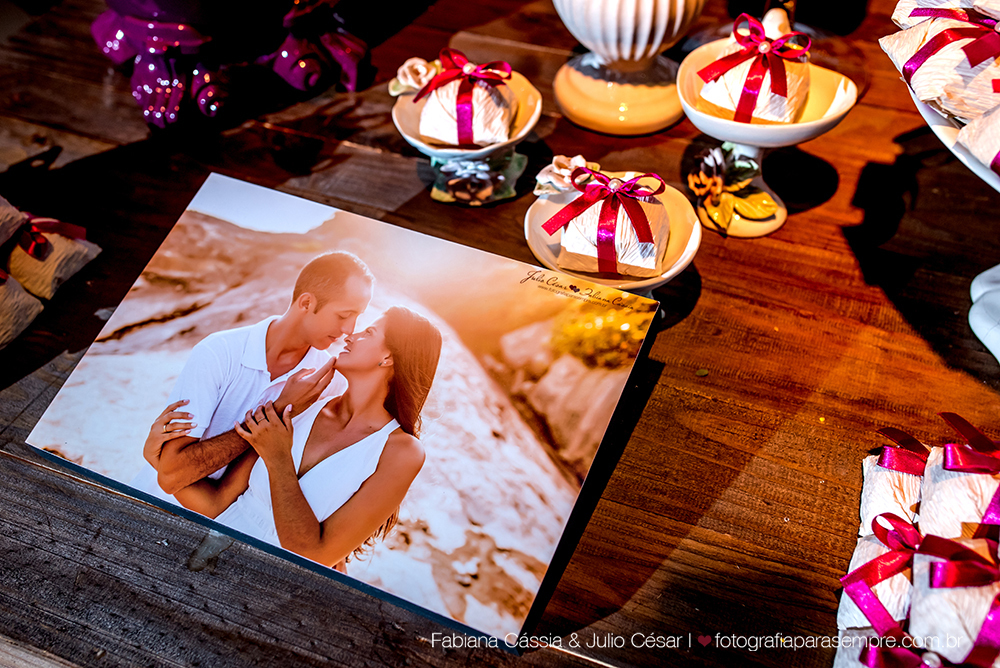 noiva, brinco da noiva, noiva buque vermelho, madrinha de rosa claro, vestido de madrinha rosé, vestido de madrinha rosa claro, casamento no atmosphera, atmosphera guaruja, dia da noiva na tabata gomes.