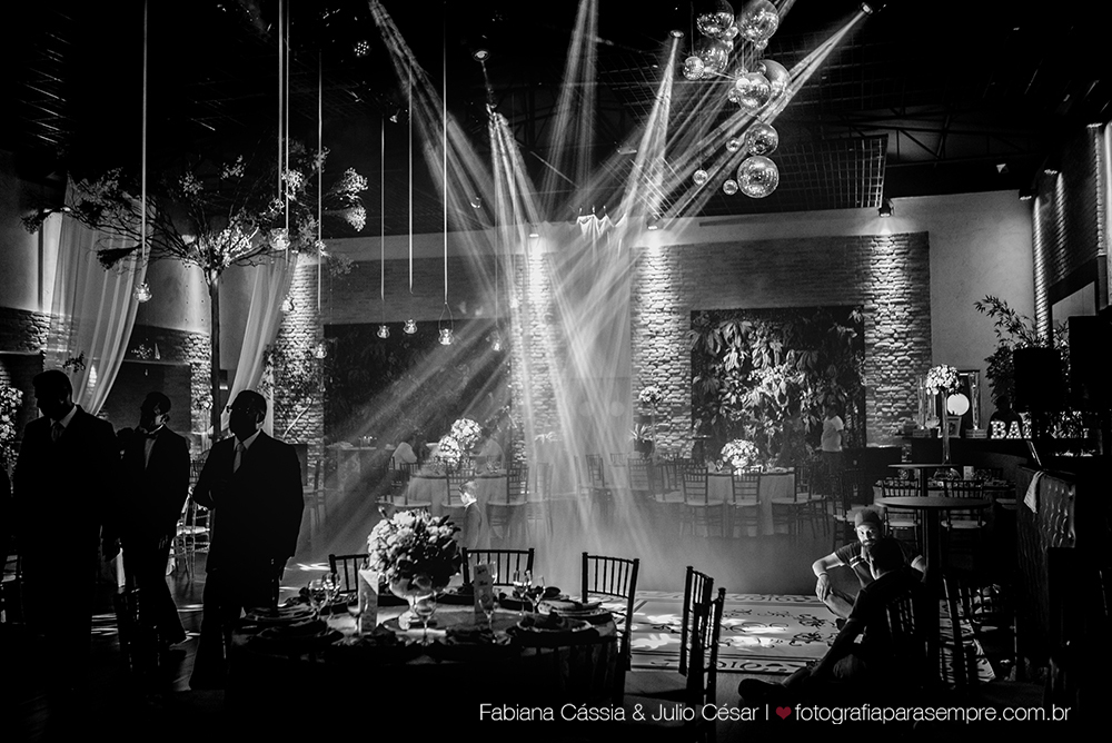 noiva, brinco da noiva, noiva buque vermelho, madrinha de rosa claro, vestido de madrinha rosé, vestido de madrinha rosa claro, casamento no atmosphera, atmosphera guaruja, dia da noiva na tabata gomes.