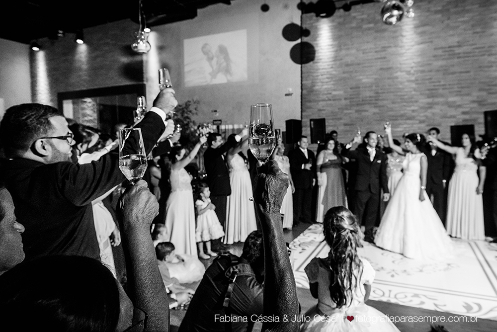noiva, brinco da noiva, noiva buque vermelho, madrinha de rosa claro, vestido de madrinha rosé, vestido de madrinha rosa claro, casamento no atmosphera, atmosphera guaruja, dia da noiva na tabata gomes.