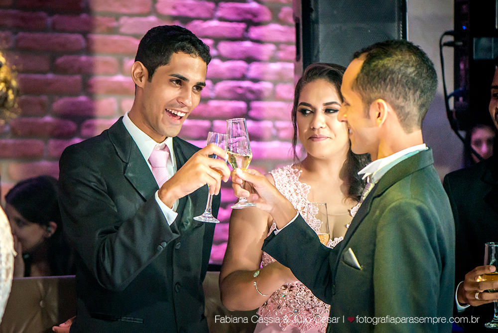 noiva, brinco da noiva, noiva buque vermelho, madrinha de rosa claro, vestido de madrinha rosé, vestido de madrinha rosa claro, casamento no atmosphera, atmosphera guaruja, dia da noiva na tabata gomes.