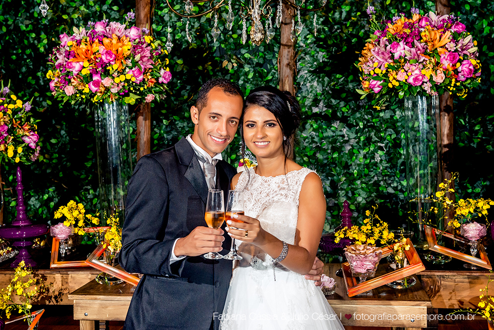 noiva, brinco da noiva, noiva buque vermelho, madrinha de rosa claro, vestido de madrinha rosé, vestido de madrinha rosa claro, casamento no atmosphera, atmosphera guaruja, dia da noiva na tabata gomes, decoração flora nativa
