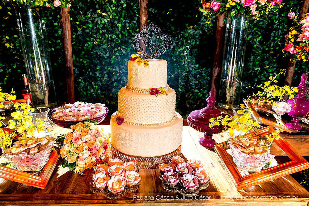 noiva, brinco da noiva, noiva buque vermelho, madrinha de rosa claro, vestido de madrinha rosé, vestido de madrinha rosa claro, casamento no atmosphera, atmosphera guaruja, dia da noiva na tabata gomes, decoração flora nativa