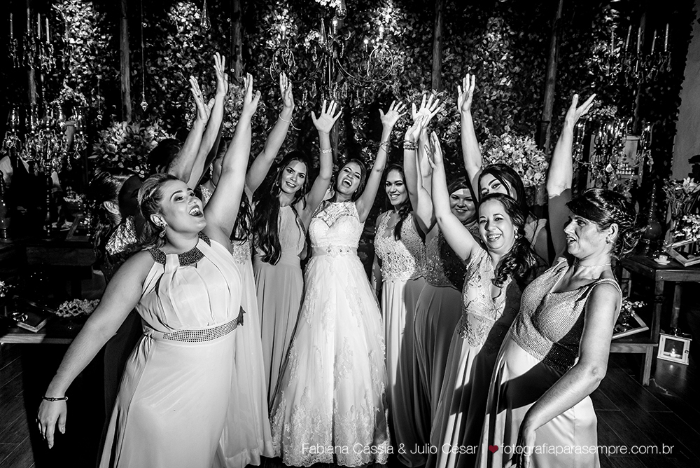 noiva, brinco da noiva, noiva buque vermelho, madrinha de rosa claro, vestido de madrinha rosé, vestido de madrinha rosa claro, casamento no atmosphera, atmosphera guaruja, dia da noiva na tabata gomes.