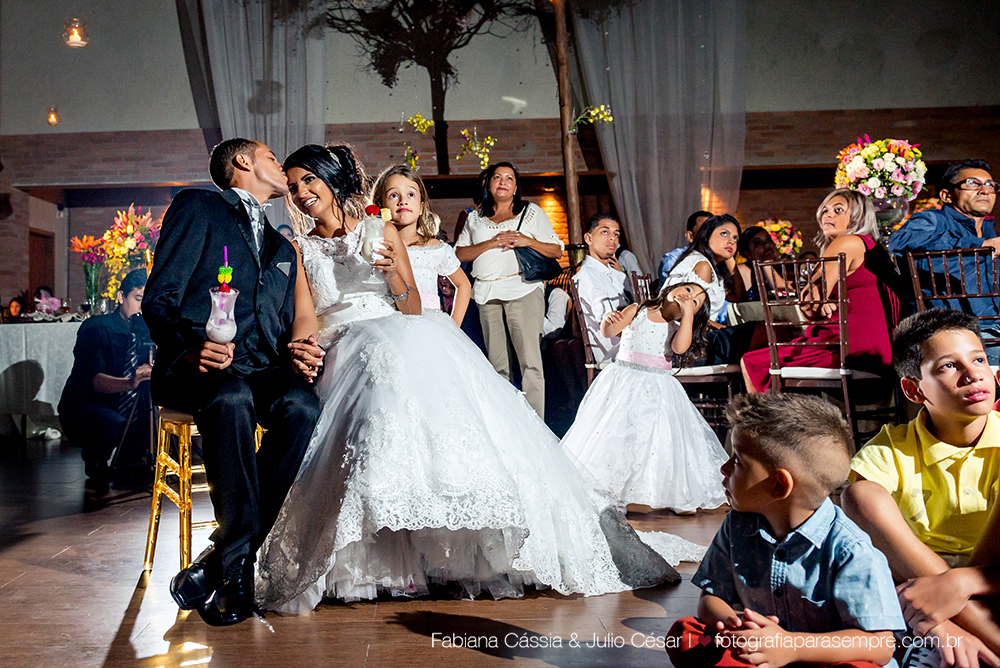 noiva, brinco da noiva, noiva buque vermelho, madrinha de rosa claro, vestido de madrinha rosé, vestido de madrinha rosa claro, casamento no atmosphera, atmosphera guaruja, dia da noiva na tabata gomes.