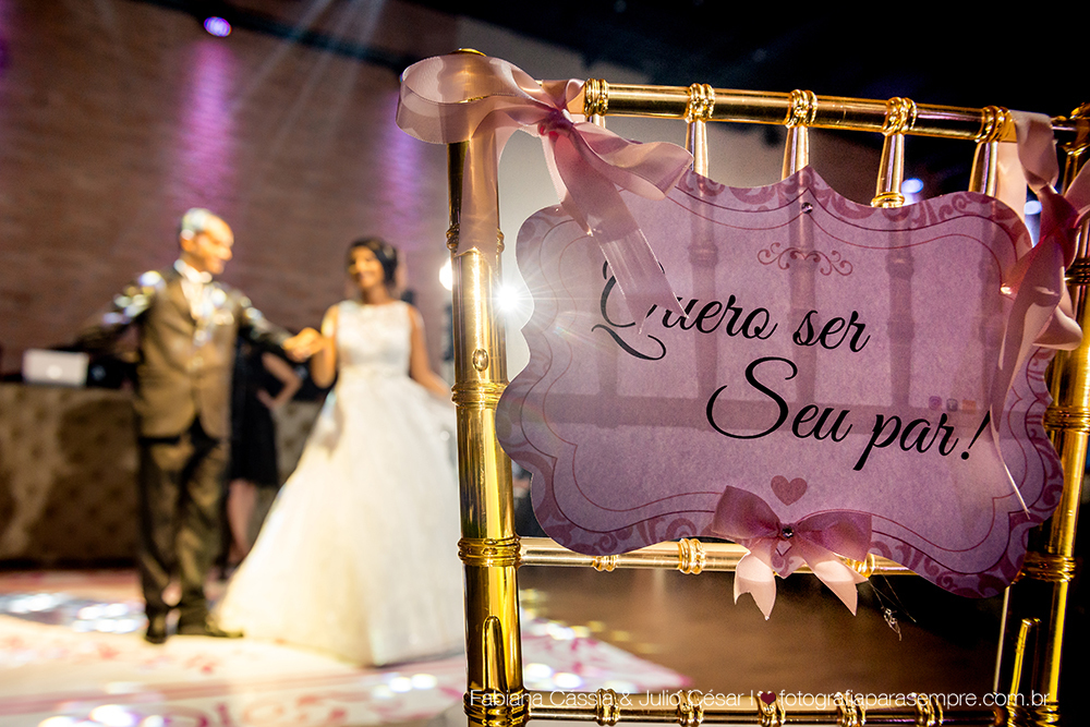 noiva, brinco da noiva, noiva buque vermelho, madrinha de rosa claro, vestido de madrinha rosé, vestido de madrinha rosa claro, casamento no atmosphera, atmosphera guaruja, dia da noiva na tabata gomes.