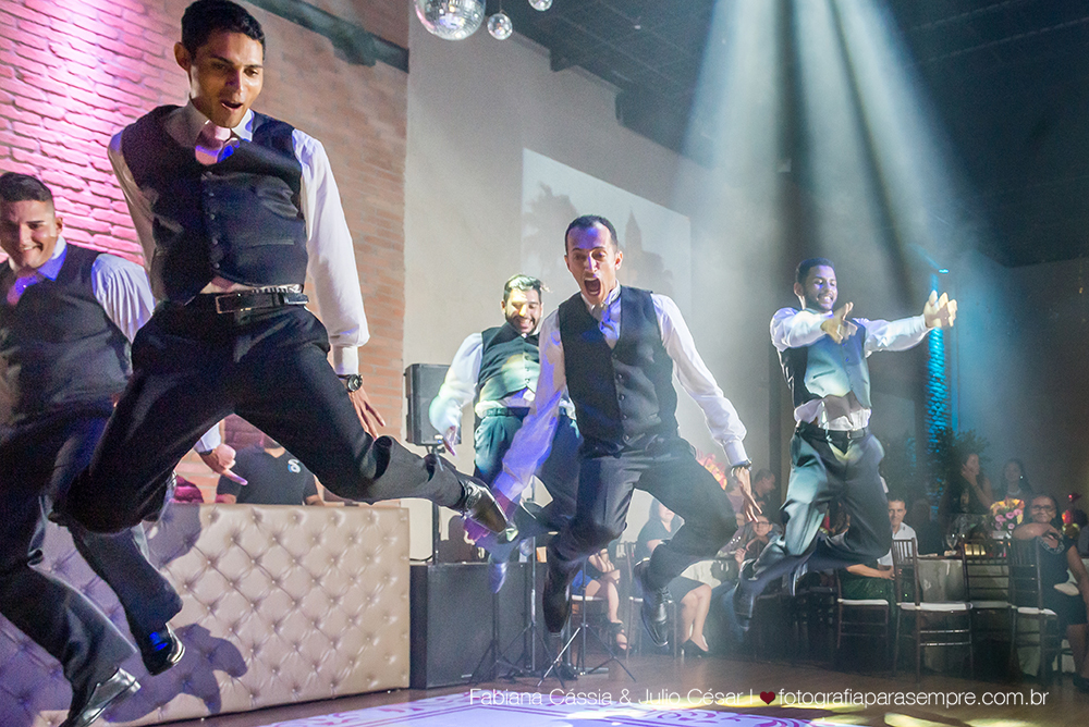 noiva, brinco da noiva, noiva buque vermelho, madrinha de rosa claro, vestido de madrinha rosé, vestido de madrinha rosa claro, casamento no atmosphera, atmosphera guaruja, dia da noiva na tabata gomes.