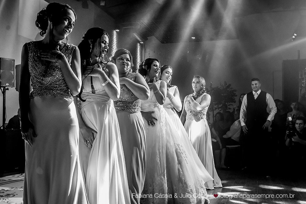 noiva, brinco da noiva, noiva buque vermelho, madrinha de rosa claro, vestido de madrinha rosé, vestido de madrinha rosa claro, casamento no atmosphera, atmosphera guaruja, dia da noiva na tabata gomes.