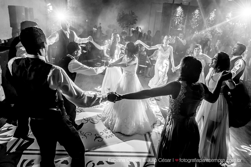 noiva, brinco da noiva, noiva buque vermelho, madrinha de rosa claro, vestido de madrinha rosé, vestido de madrinha rosa claro, casamento no atmosphera, atmosphera guaruja, dia da noiva na tabata gomes.