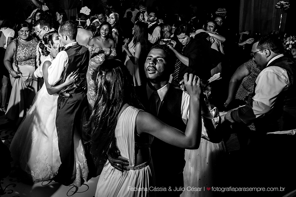 noiva, brinco da noiva, noiva buque vermelho, madrinha de rosa claro, vestido de madrinha rosé, vestido de madrinha rosa claro, casamento no atmosphera, atmosphera guaruja, dia da noiva na tabata gomes.