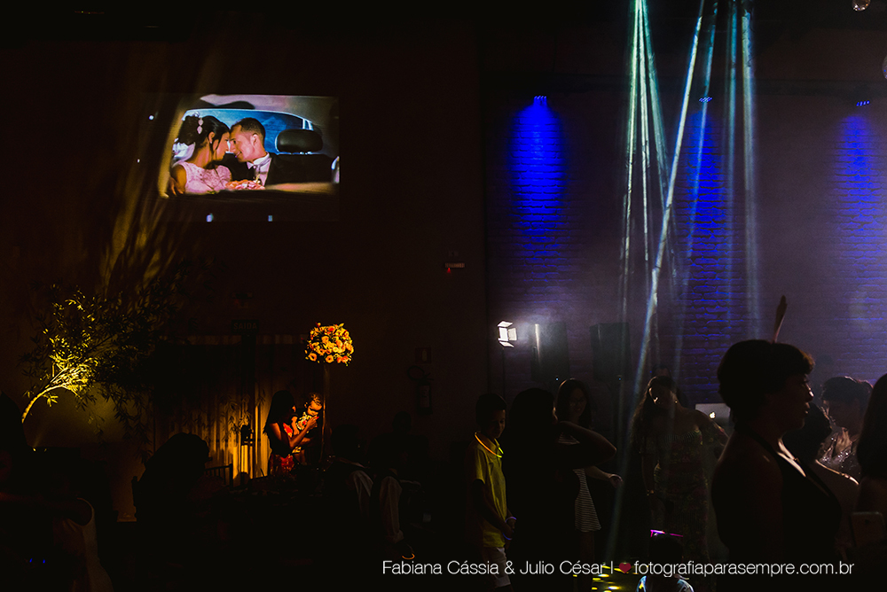 noiva, brinco da noiva, noiva buque vermelho, madrinha de rosa claro, vestido de madrinha rosé, vestido de madrinha rosa claro, casamento no atmosphera, atmosphera guaruja, dia da noiva na tabata gomes.