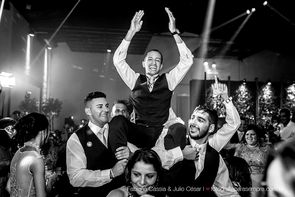 noiva, brinco da noiva, noiva buque vermelho, madrinha de rosa claro, vestido de madrinha rosé, vestido de madrinha rosa claro, casamento no atmosphera, atmosphera guaruja, dia da noiva na tabata gomes.