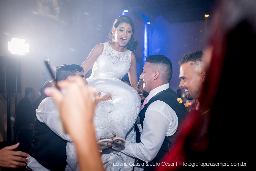 noiva, brinco da noiva, noiva buque vermelho, madrinha de rosa claro, vestido de madrinha rosé, vestido de madrinha rosa claro, casamento no atmosphera, atmosphera guaruja, dia da noiva na tabata gomes.