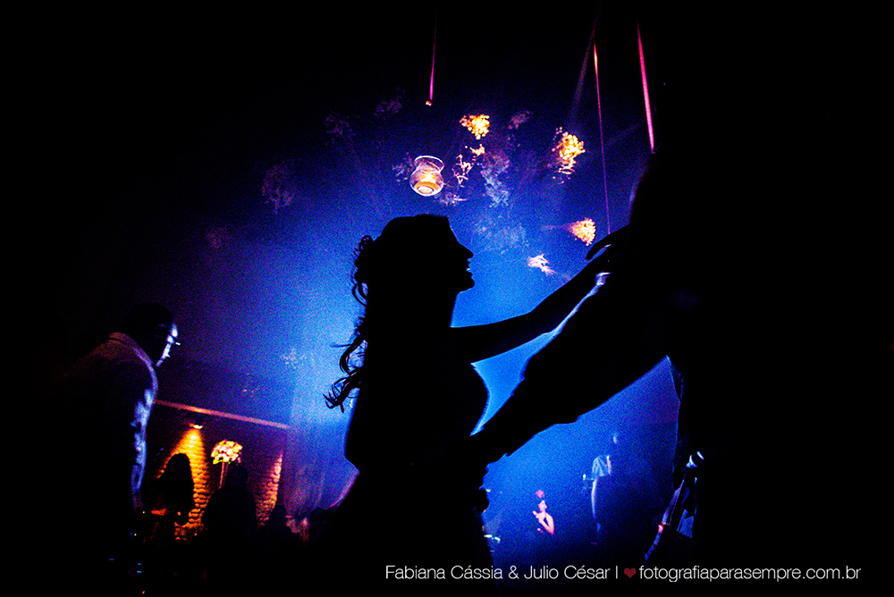 noiva, brinco da noiva, noiva buque vermelho, madrinha de rosa claro, vestido de madrinha rosé, vestido de madrinha rosa claro, casamento no atmosphera, atmosphera guaruja, dia da noiva na tabata gomes.