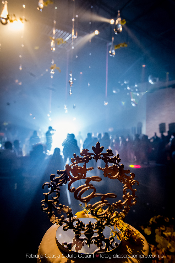 noiva, brinco da noiva, noiva buque vermelho, madrinha de rosa claro, vestido de madrinha rosé, vestido de madrinha rosa claro, casamento no atmosphera, atmosphera guaruja, dia da noiva na tabata gomes.