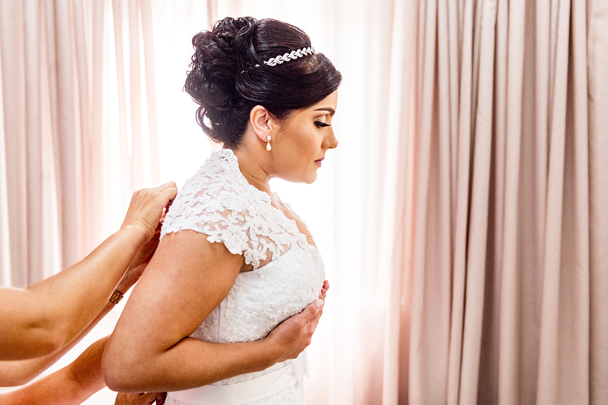 casais fotografos, vestido de noiva, terno de noivo, fotografos em cubatão, festa de casamento no acic, acic cubatão, claudia cordeiro decoração, decoração clean, decoração dourado com branco, noivas andrea coiffeur