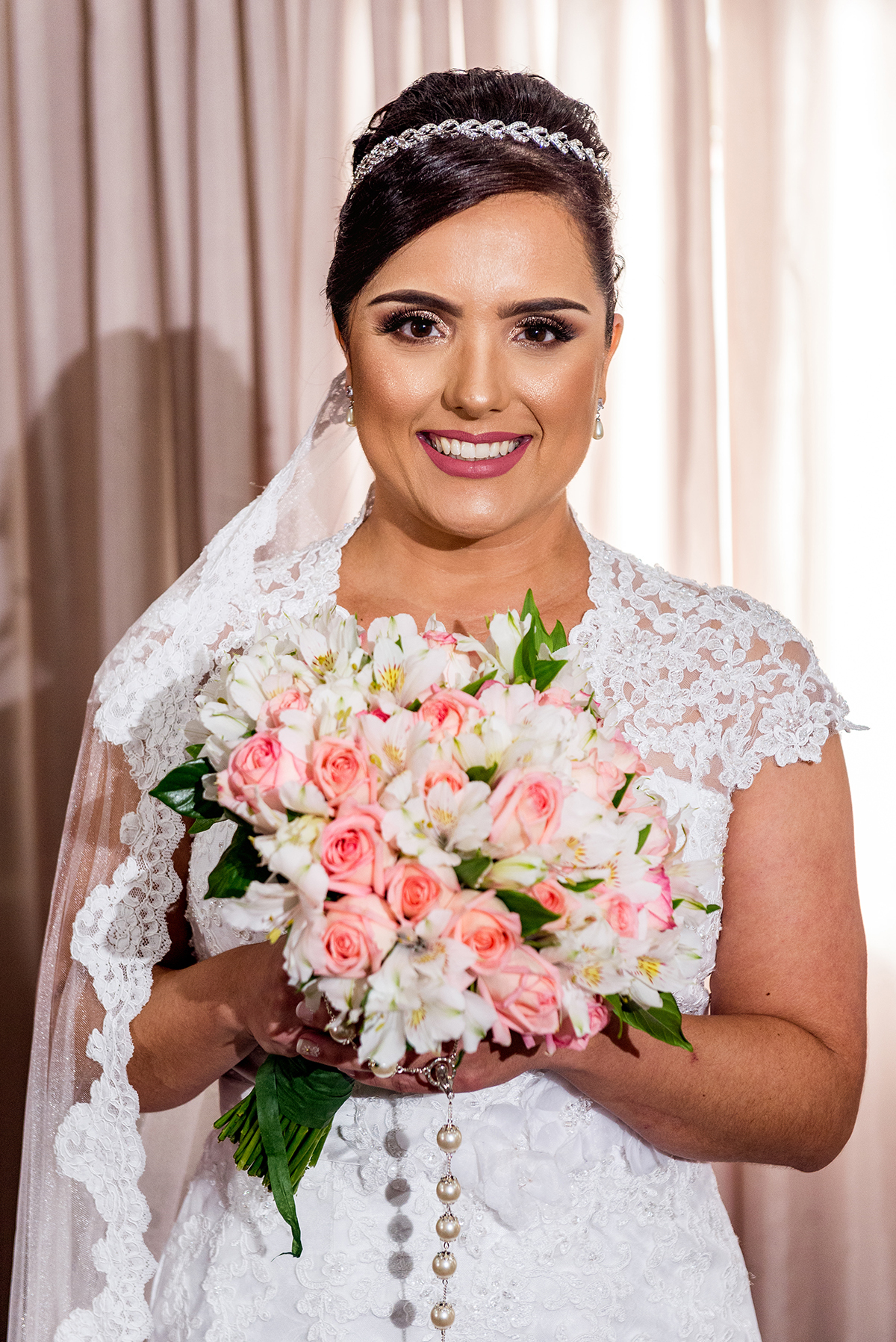 casais fotografos, vestido de noiva, terno de noivo, fotografos em cubatão, festa de casamento no acic, acic cubatão, claudia cordeiro decoração, decoração clean, decoração dourado com branco, noivas andrea coiffeur
