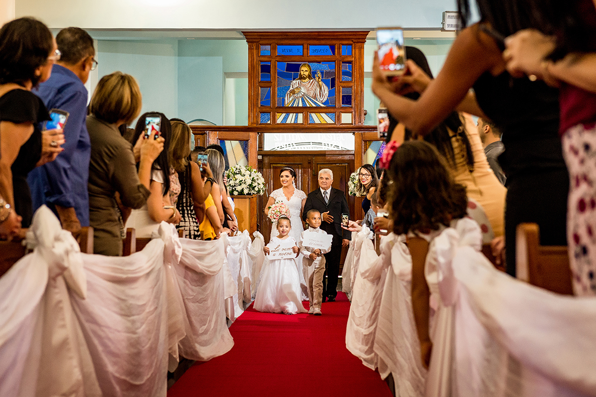 casais fotografos, vestido de noiva, terno de noivo, fotografos em cubatão, festa de casamento no acic, acic cubatão, claudia cordeiro decoração, decoração clean, decoração dourado com branco, noivas andrea coiffeur