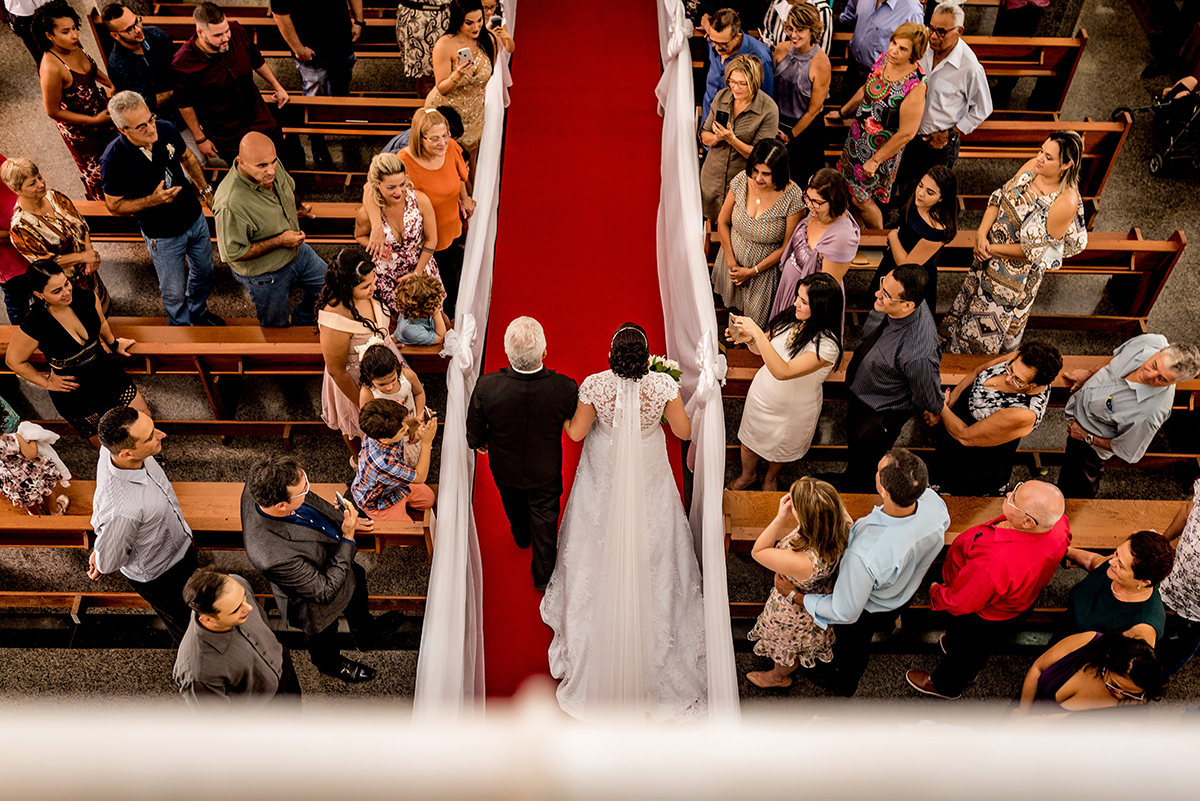 casais fotografos, vestido de noiva, terno de noivo, fotografos em cubatão, festa de casamento no acic, acic cubatão, claudia cordeiro decoração, decoração clean, decoração dourado com branco, noivas andrea coiffeur