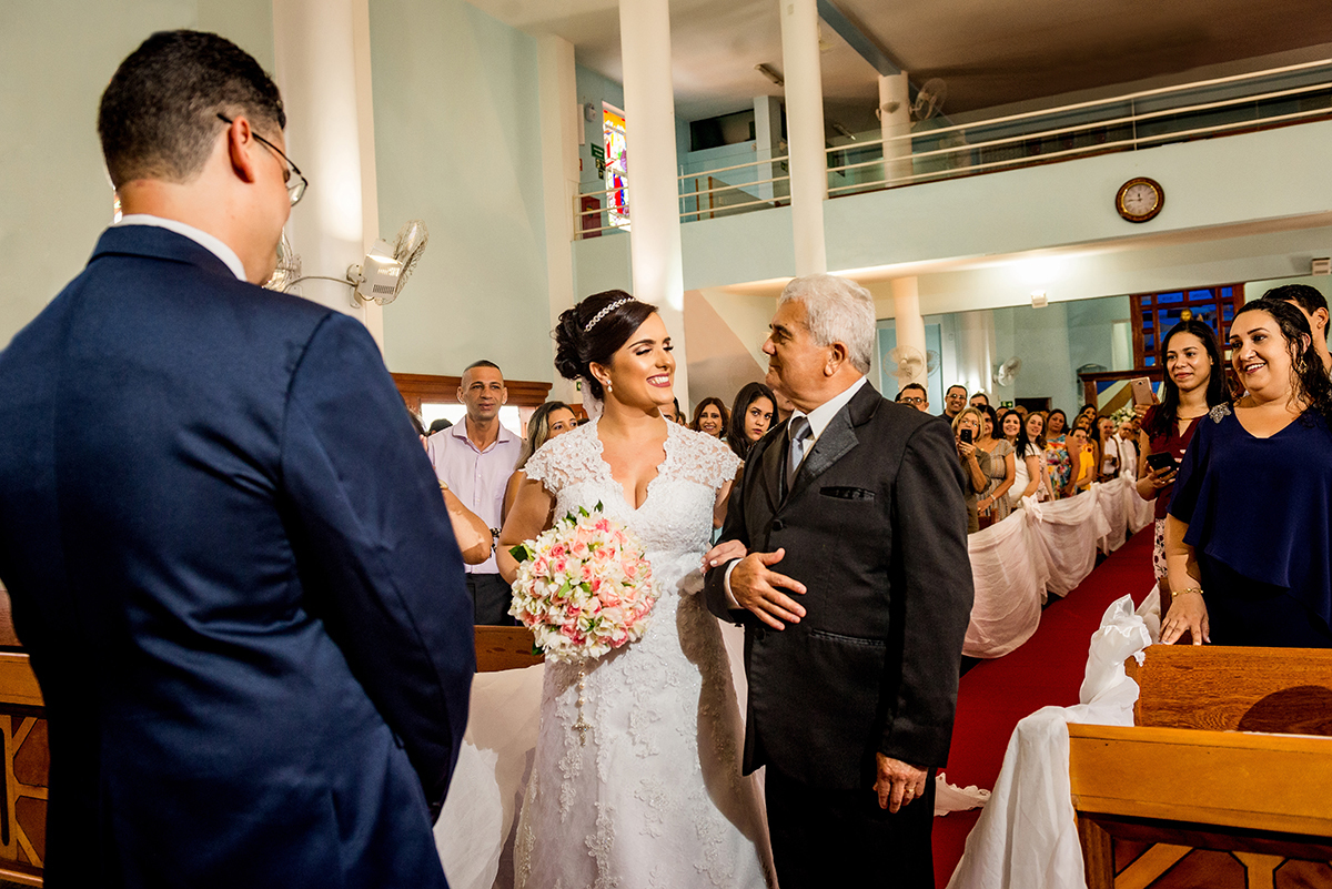 casais fotografos, vestido de noiva, terno de noivo, fotografos em cubatão, festa de casamento no acic, acic cubatão, claudia cordeiro decoração, decoração clean, decoração dourado com branco, noivas andrea coiffeur