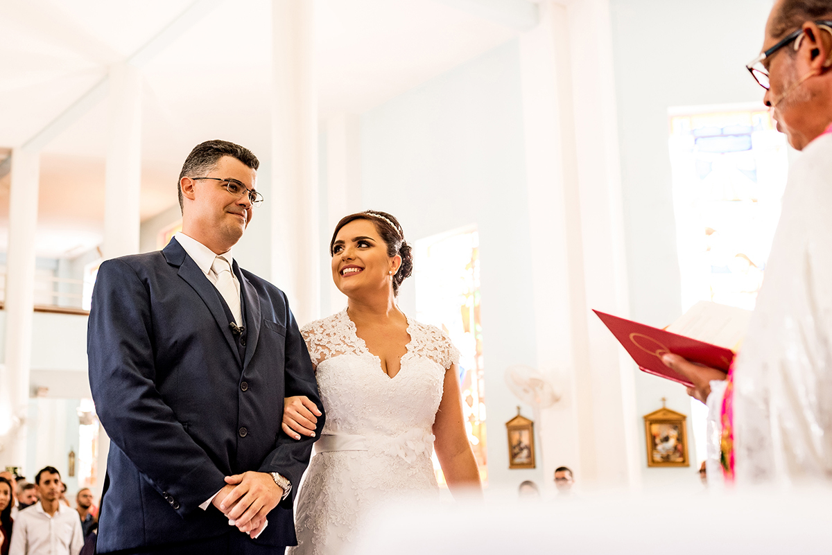 casais fotografos, vestido de noiva, terno de noivo, fotografos em cubatão, festa de casamento no acic, acic cubatão, claudia cordeiro decoração, decoração clean, decoração dourado com branco, noivas andrea coiffeur