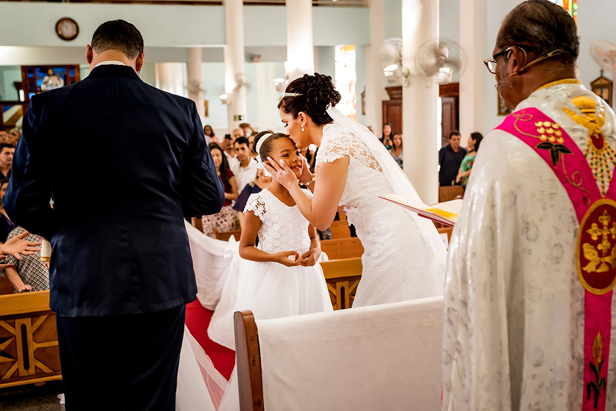 casais fotografos, vestido de noiva, terno de noivo, fotografos em cubatão, festa de casamento no acic, acic cubatão, claudia cordeiro decoração, decoração clean, decoração dourado com branco, noivas andrea coiffeur