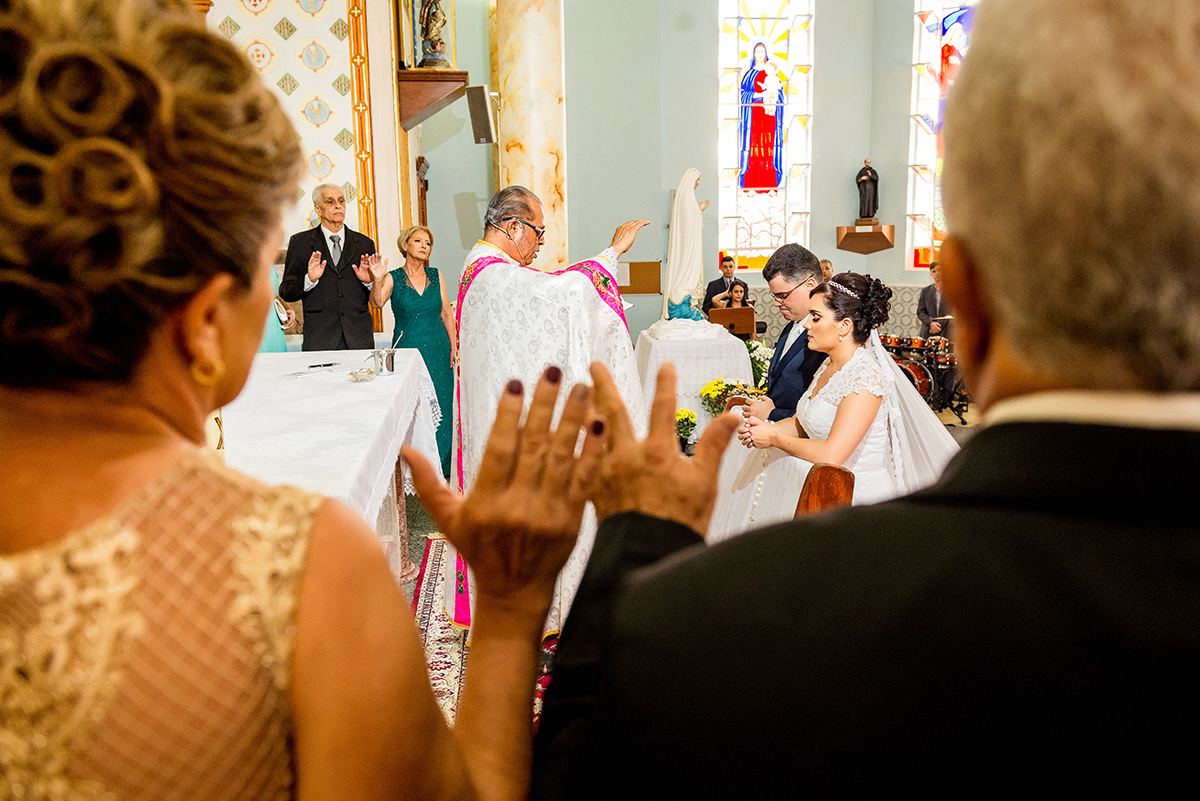 casais fotografos, vestido de noiva, terno de noivo, fotografos em cubatão, festa de casamento no acic, acic cubatão, claudia cordeiro decoração, decoração clean, decoração dourado com branco, noivas andrea coiffeur