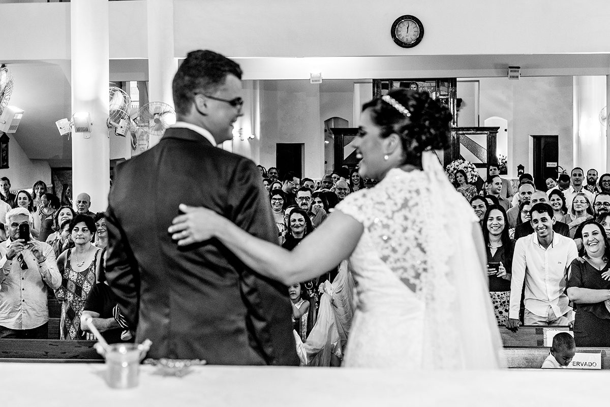 casais fotografos, vestido de noiva, terno de noivo, fotografos em cubatão, festa de casamento no acic, acic cubatão, claudia cordeiro decoração, decoração clean, decoração dourado com branco, noivas andrea coiffeur