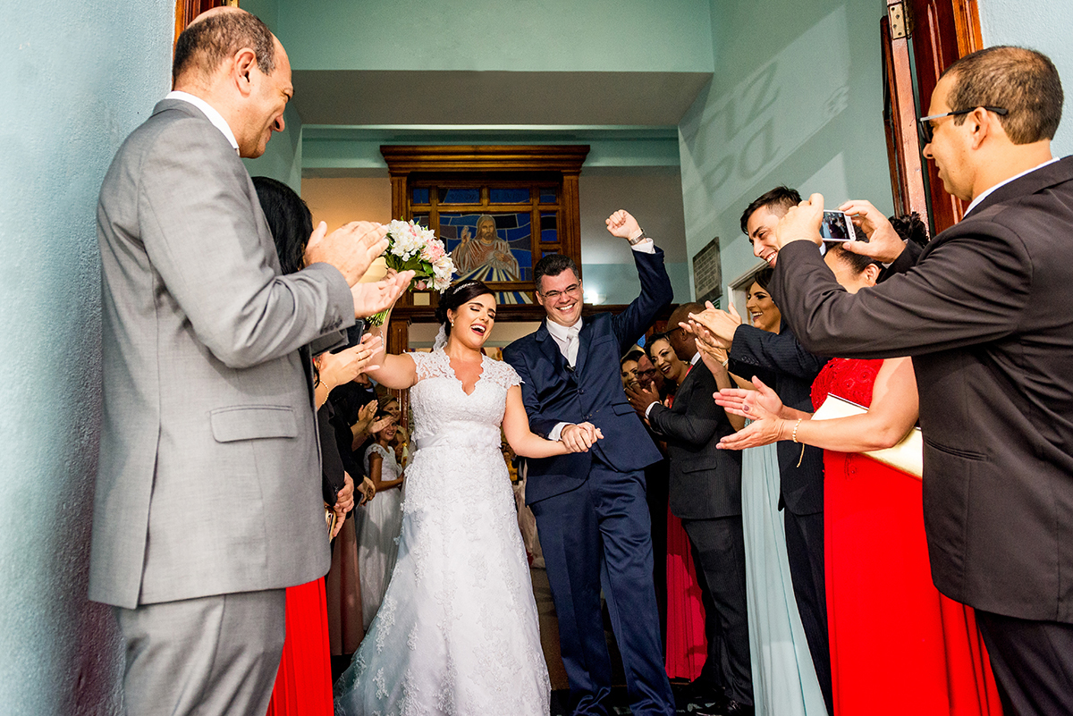 casais fotografos, vestido de noiva, terno de noivo, fotografos em cubatão, festa de casamento no acic, acic cubatão, claudia cordeiro decoração, decoração clean, decoração dourado com branco, noivas andrea coiffeur